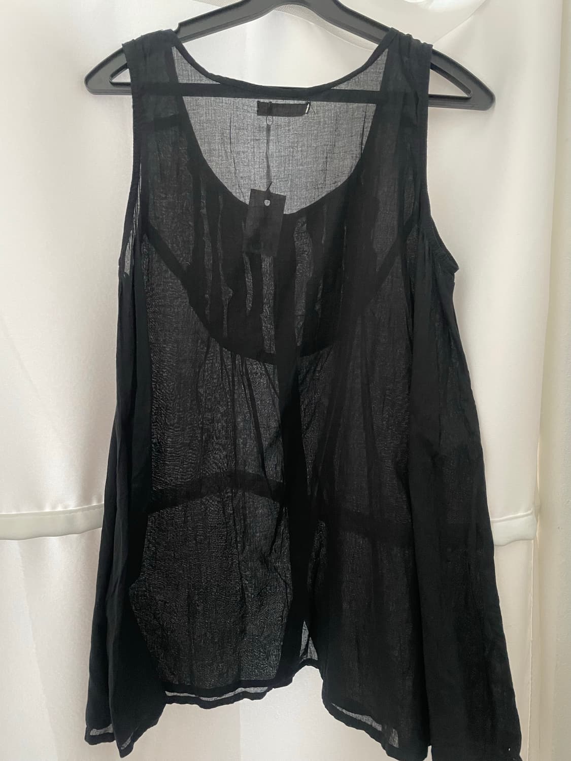 블랙 쉬폰 버튼 셔링 슬리브리스 탑 상품이미지2