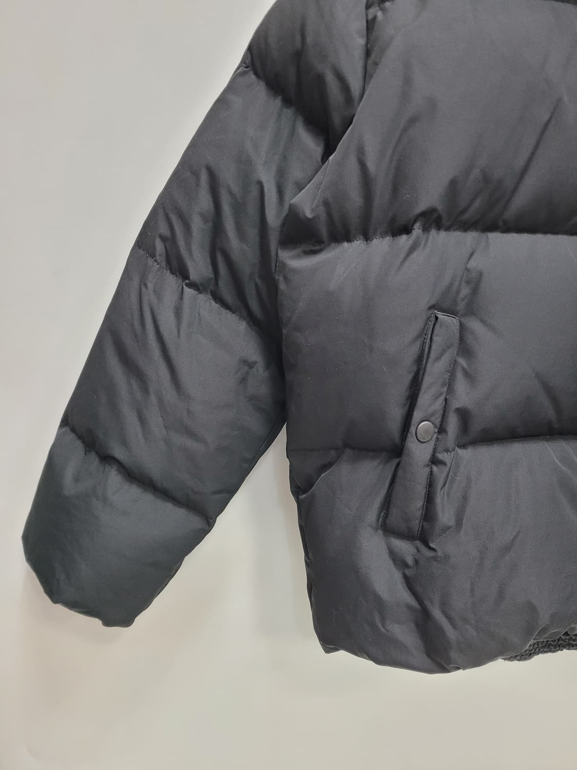 GUESS 20FW 게스 다운 숏 패딩 / 여 M (165-88A) 블랙 상품이미지5