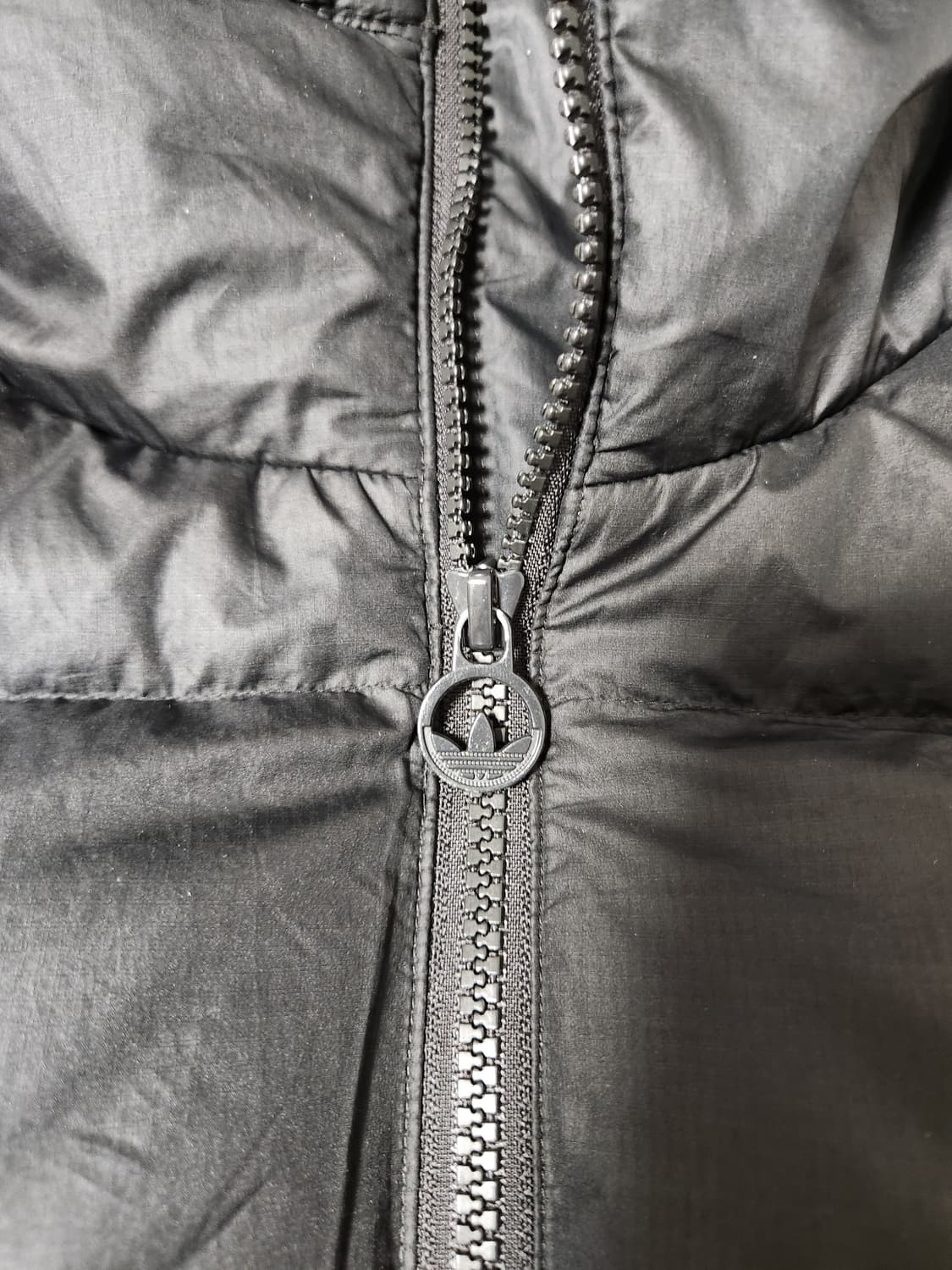 아디다스 푸퍼 덕다운 자켓 블랙 색상입니다. 사이즈는 105(XL)이고, 상품이미지7