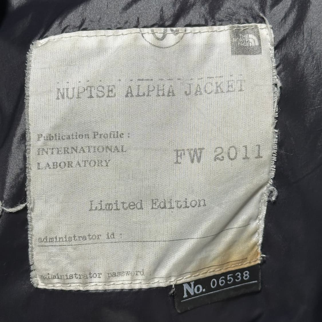 The North Face 화이트라벨 구스다운 눕시  스웨이드 배색 패딩 상품이미지4