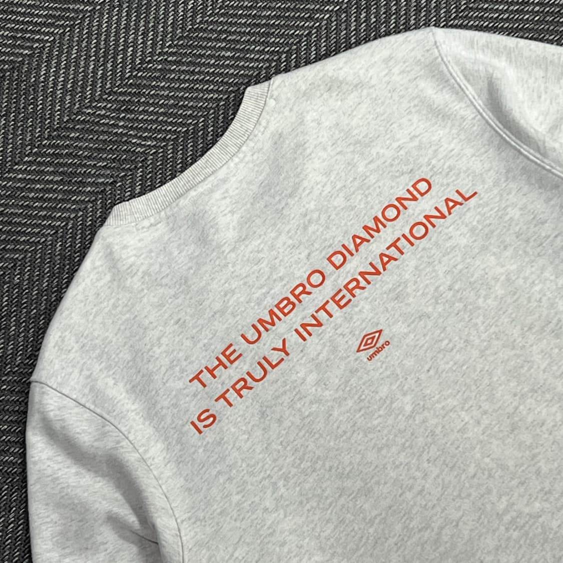 엄브로 베이직 로고 맨투맨 v1077 상품이미지4