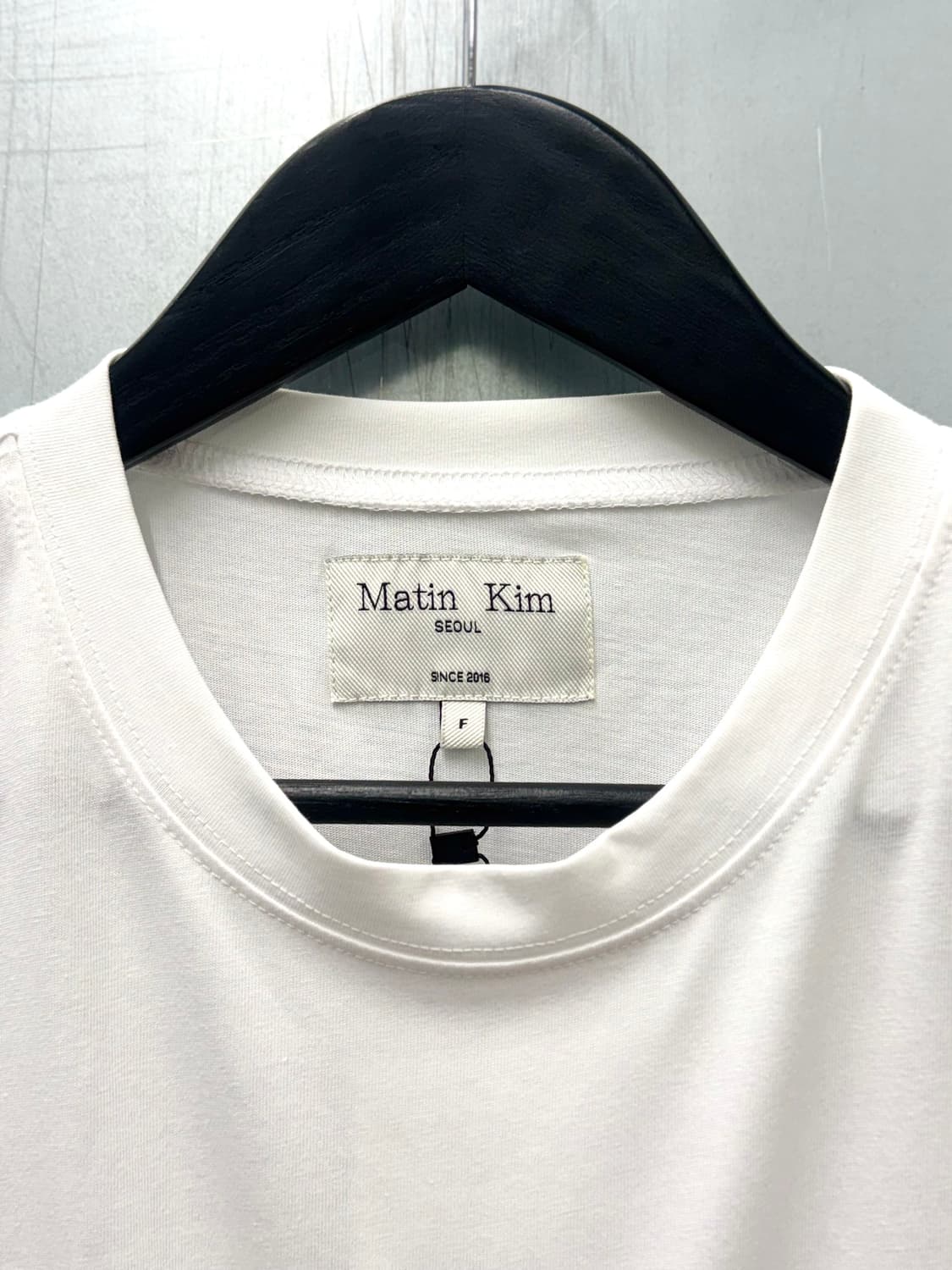 Matin Kim 마뗑킴 로고 화이트 컬러 반소매 크롭탑 상품이미지5