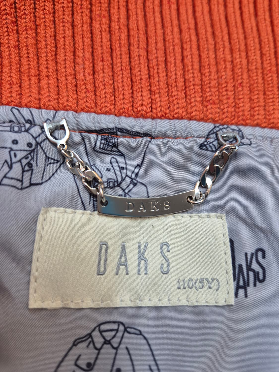 닥스 아동용 퀼팅 자켓 오렌지색상입니다. 사이즈는 110입니다. 겉감은  상품이미지4