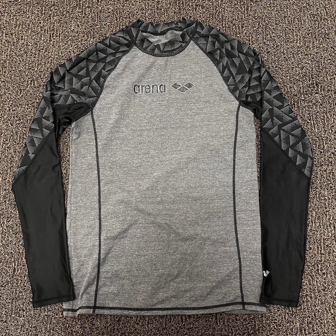 아레나 래쉬가드 수영복 긴팔티셔츠 그레이 90(S) 상품이미지1