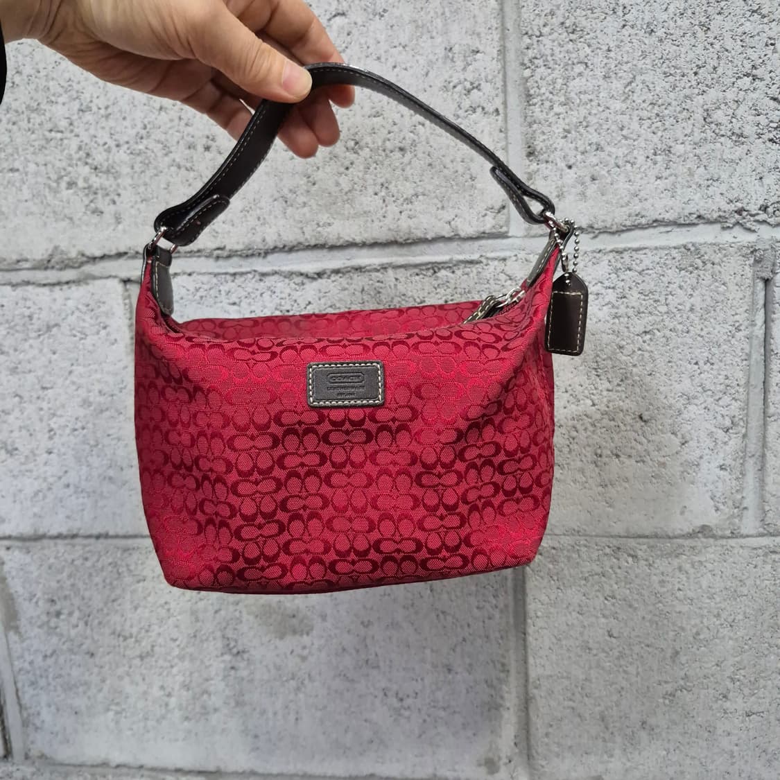 코치 미니 시그니처 파우치백 상품이미지1