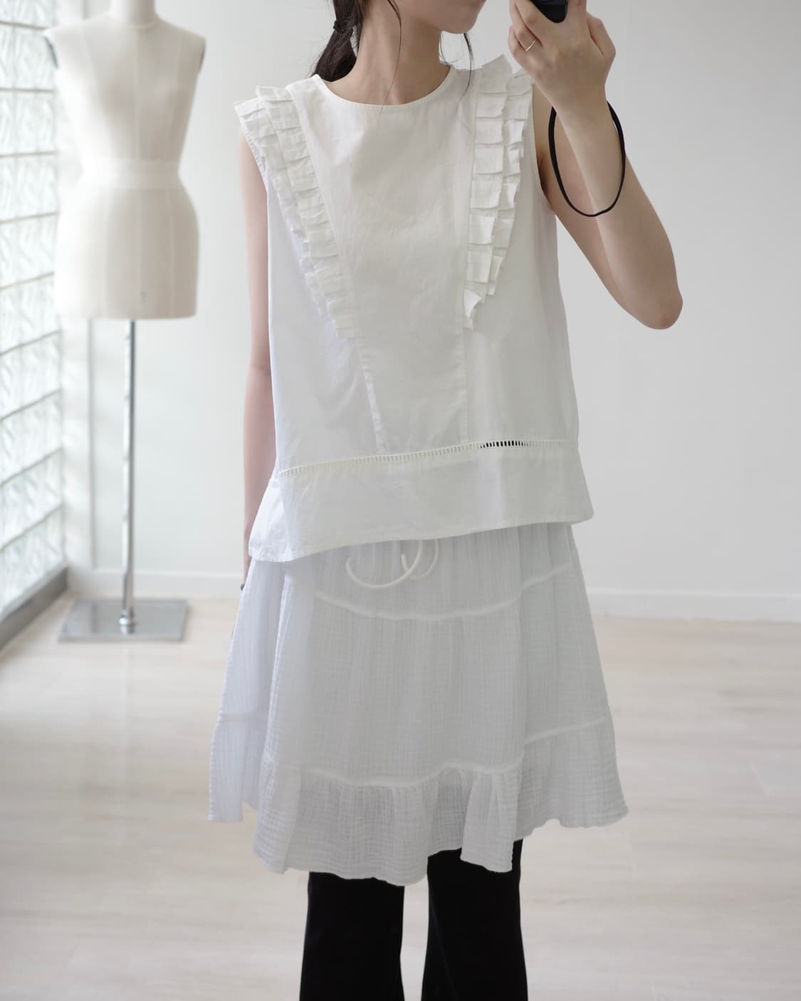 White pintuck ruffle sleeveless blouse 상품이미지5