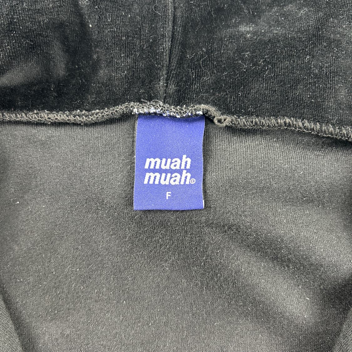 무아무아 자수로고 벨벳 크롭 후드집업 블랙 상품이미지4