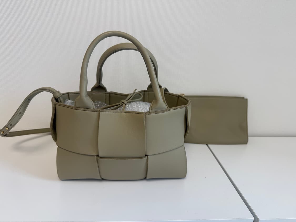 보테가베네타 아르코 토트백 상품이미지1