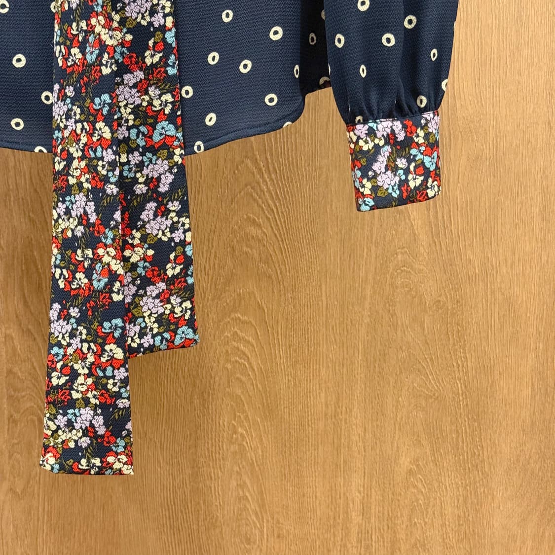 막스앤코 플라워 패턴 도트 믹스 블라우스 리본 타이 넥 디테일 네이비 상품이미지7