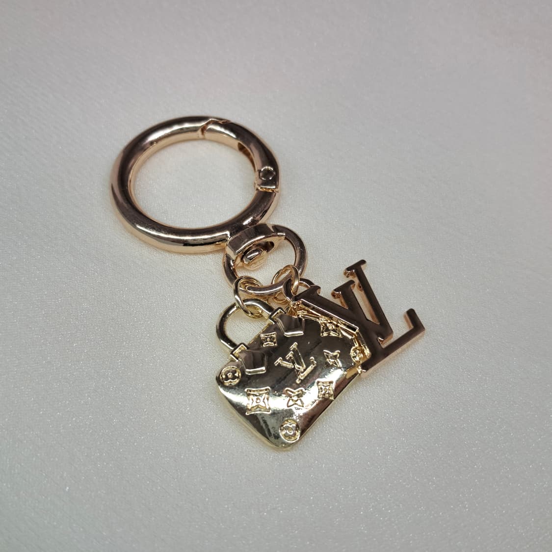 2+1행사) 루이비통 키링 빈티지 펜던트 로고 토트백 상품이미지3