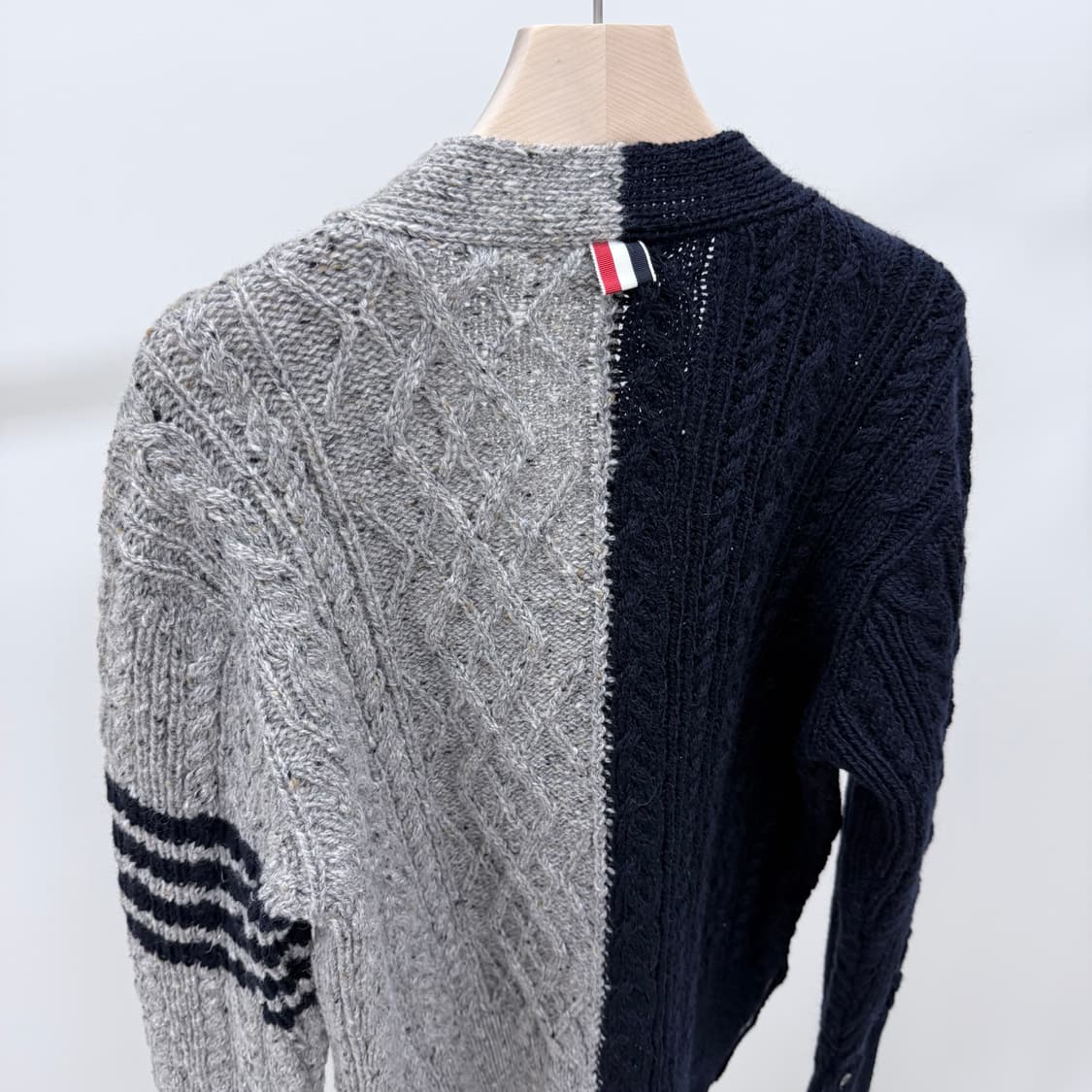 [S+급/5] 톰브라운 사선완장 아란케이블 펀믹스 가디건 상품이미지6
