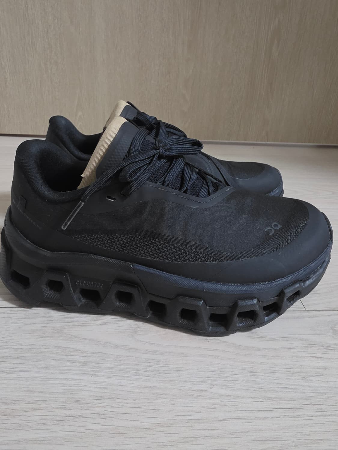 [W225]<거의새상품> 온러닝xPAF파프 클라우드몬스터2 블랙마그넷 상품이미지4