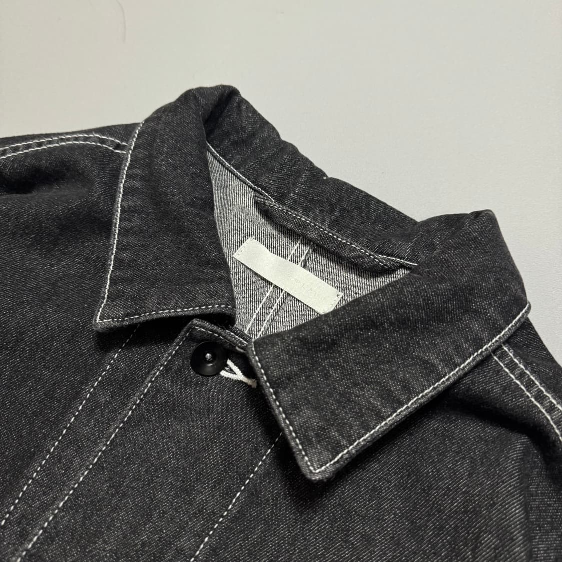 센스오브플레이스 블랙컬러 워시드 4포켓 데님 커버올 자켓 상품이미지3