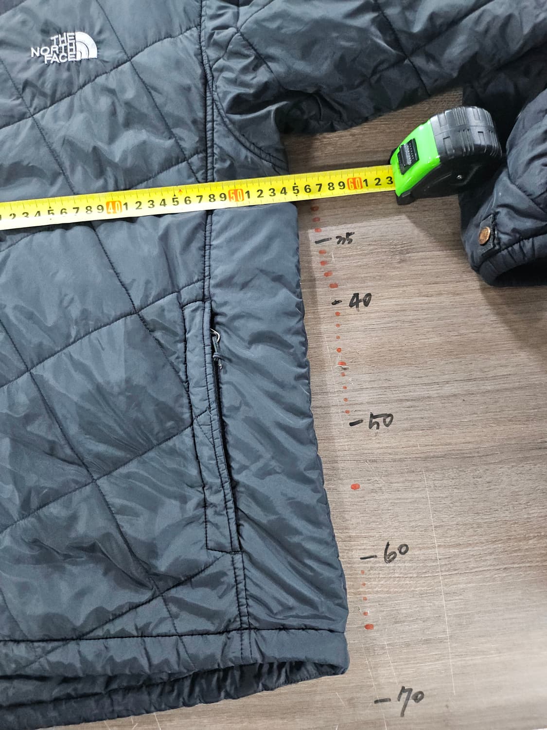 노스페이스 반광 로고자수 다이아몬드 퀼팅 경량패딩자켓L 상품이미지3