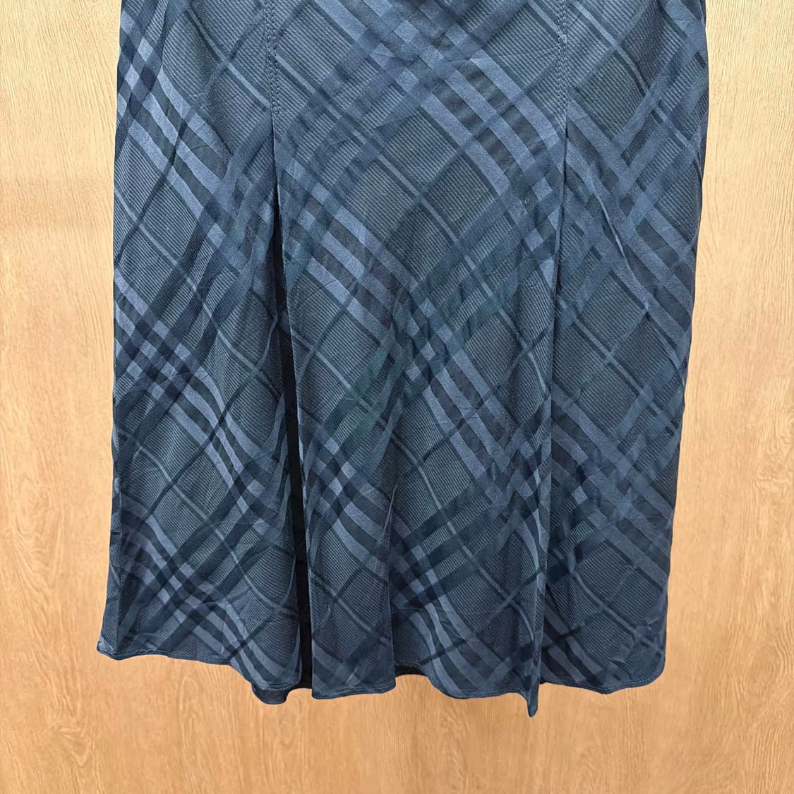 버버리 런던 미디 스커트 노바 체크 패턴 턱 디테일 플레어핏 블랙 상품이미지5