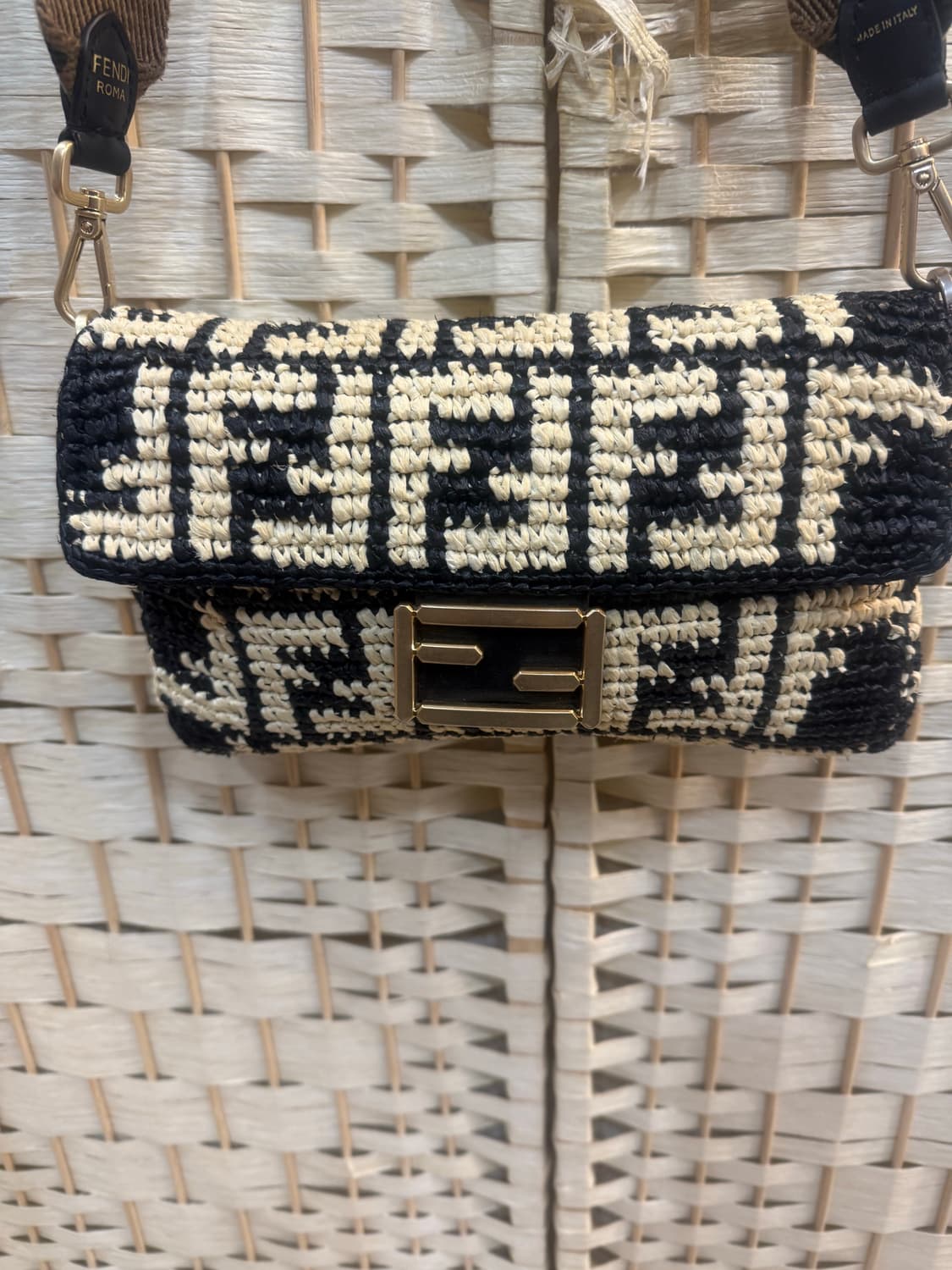 정품 펜디 블랙앤크림 라피아 로고 바켓트백 팝니다 상품이미지2