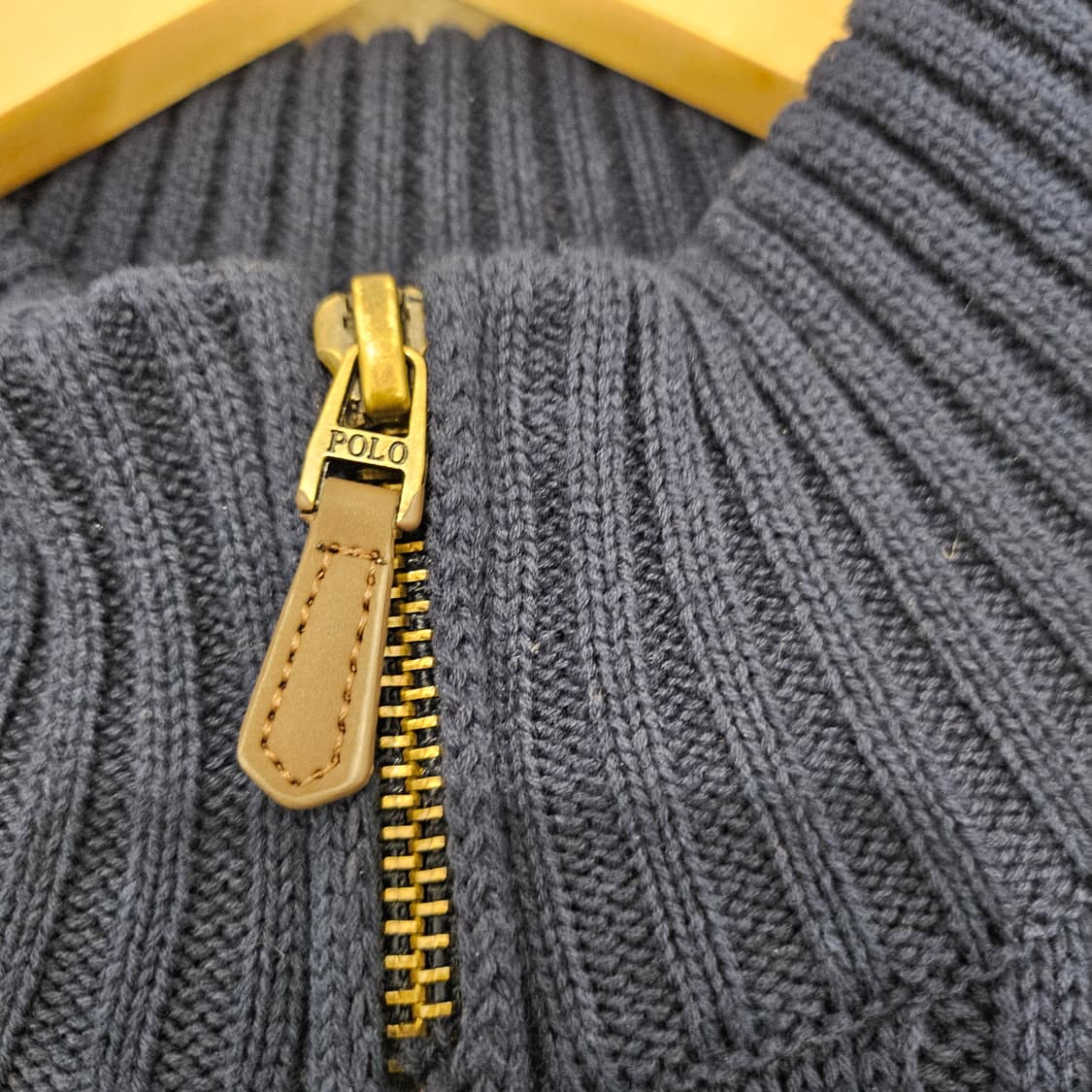 폴로랄프로렌 꽈배기 니트 반집업
M 상품이미지4
