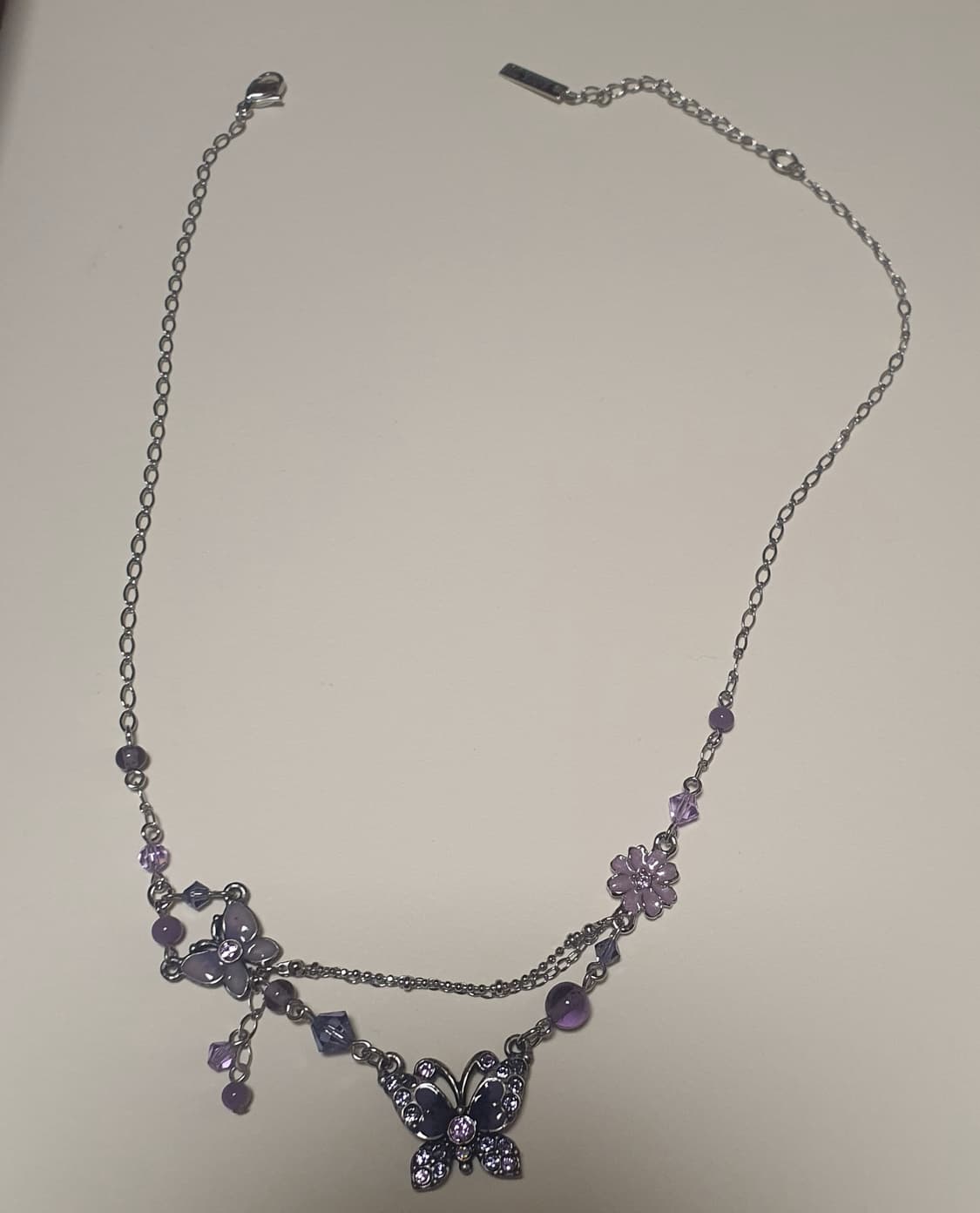 안나수이 나비 목걸이, 퍼플 색상입니다.   상품이미지2