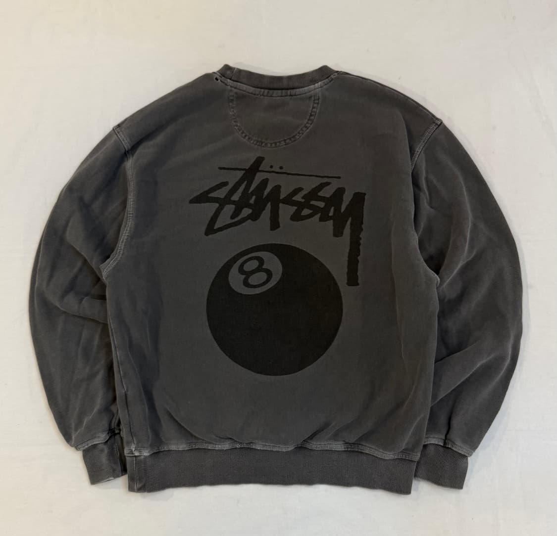 스투시 8볼 피그먼트 맨투맨 스웻셔츠 블랙 상품이미지1