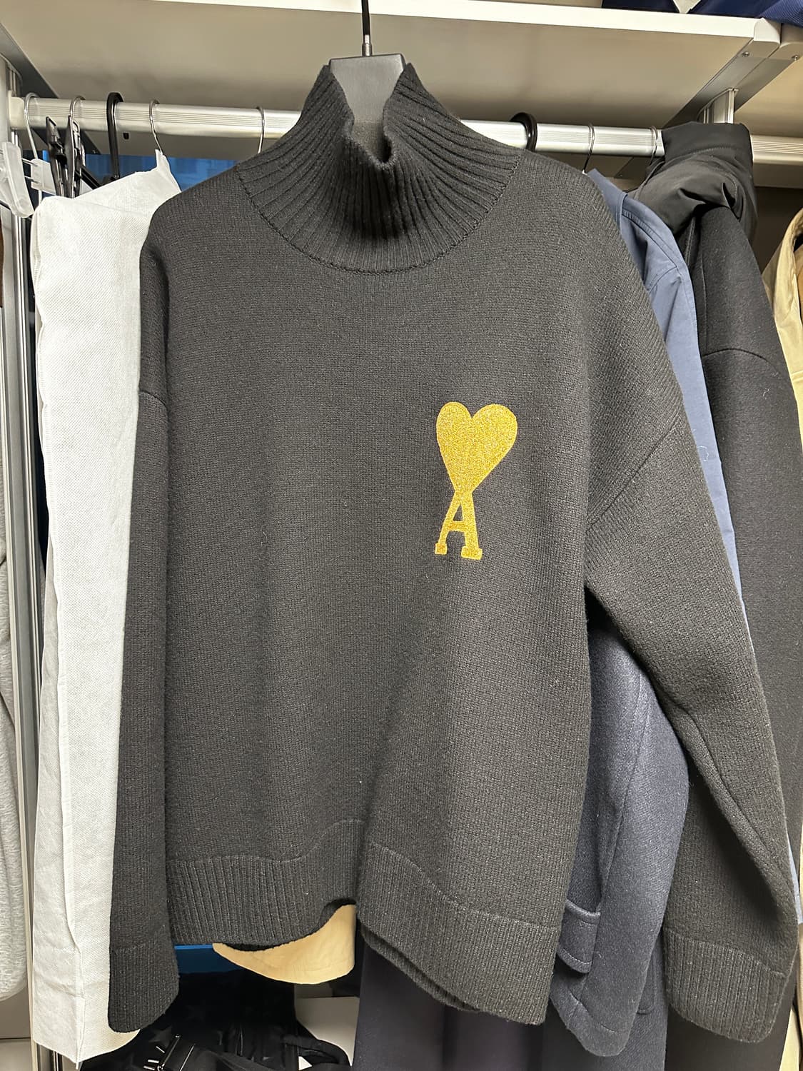 아미 오버사이즈 인타르시아 골드하트 터틀넥 상품이미지2