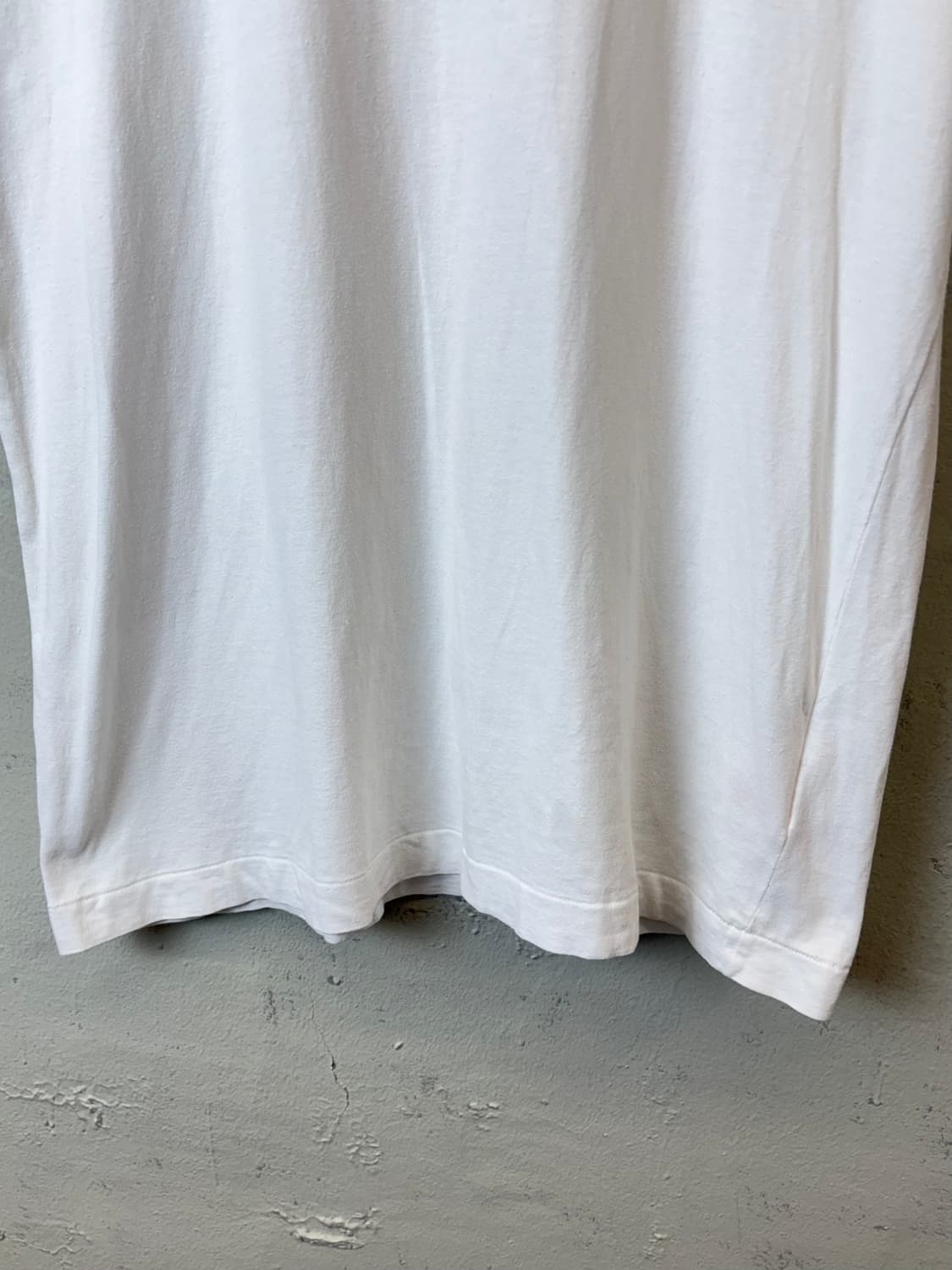 꼼데가르송 블랙 하트 와펜 화이트 반팔티 상품이미지3