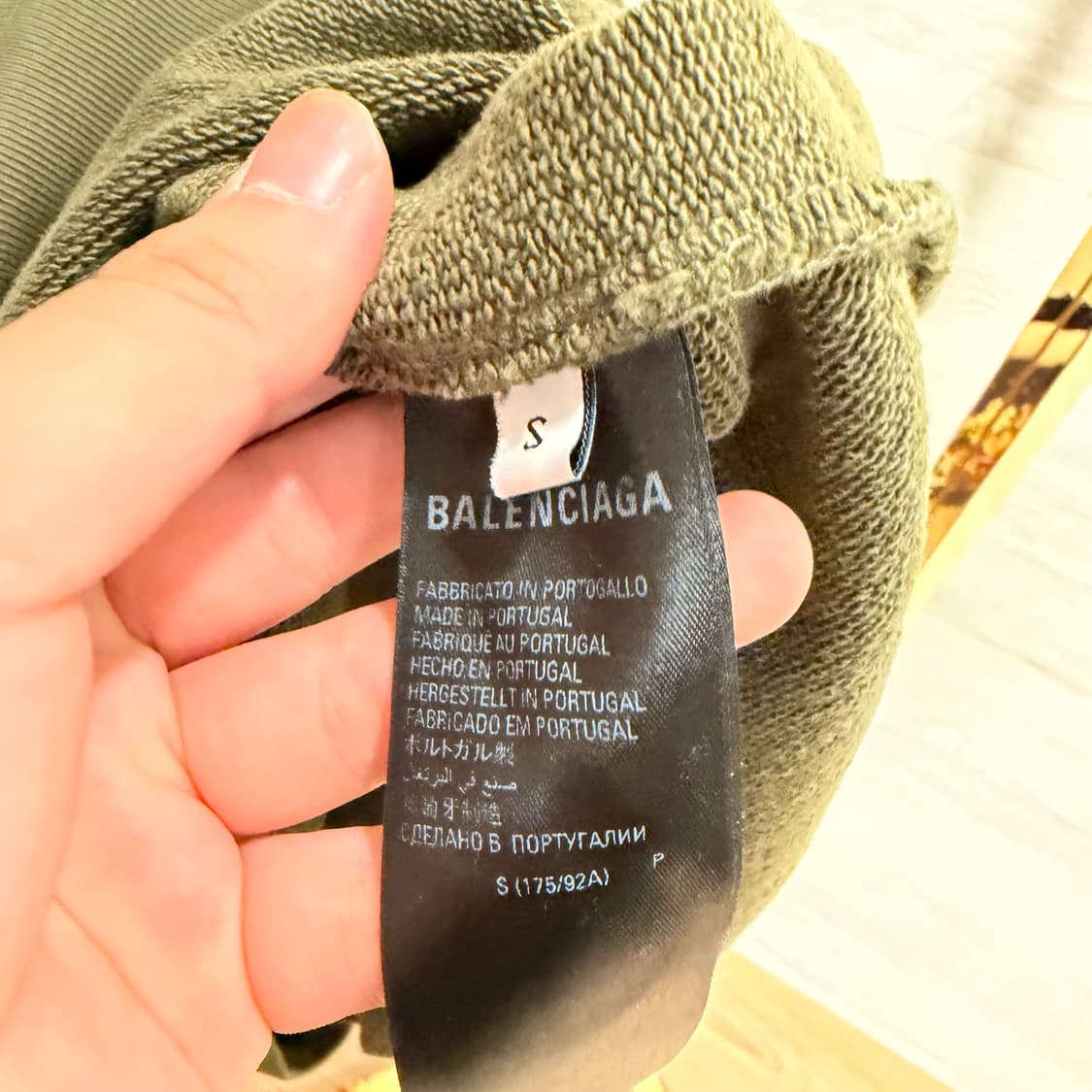 [S사이즈]발렌시아가 웨이브로고 폴리티컬 자수 후드티 상품이미지3