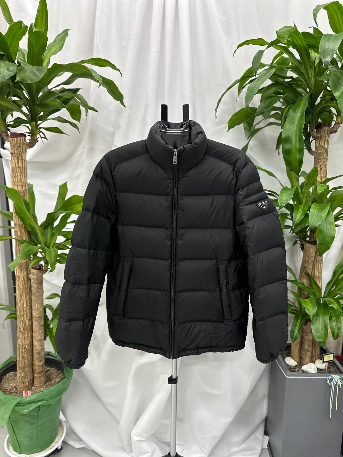 (48) 프라다 트라리앵글 로고 다운패딩 블랙 상품이미지1