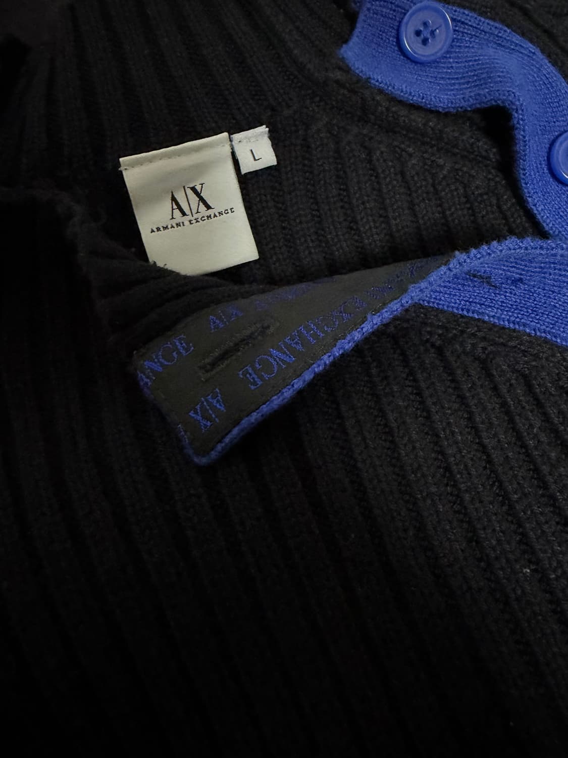 아르마니 익스체인지 비대칭 버튼 리브드 니트 상품이미지3