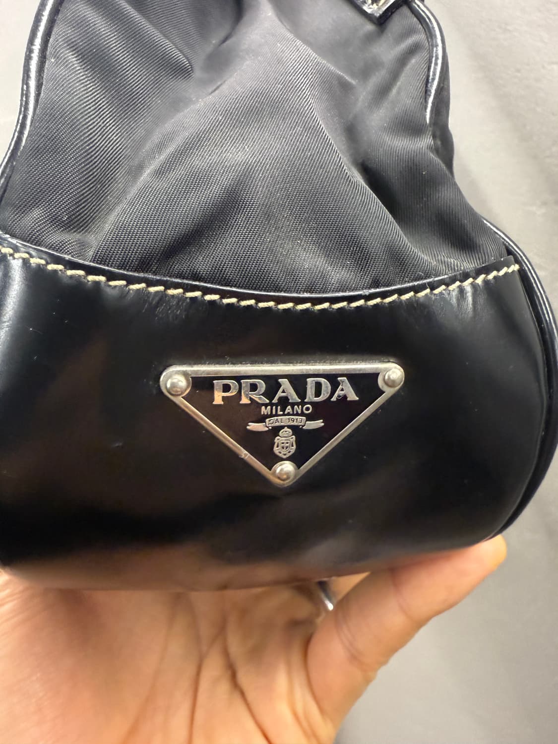 프라다 정품테수토 링 장식 레더 트리밍 숄더백 상품이미지3