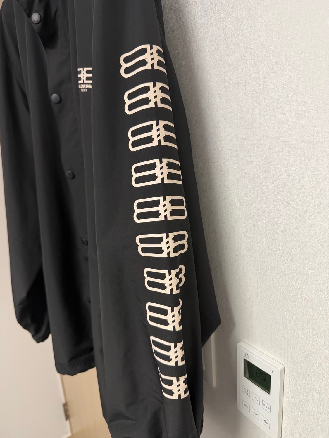 발렌시아가 BB로고 바람막이 상품이미지2