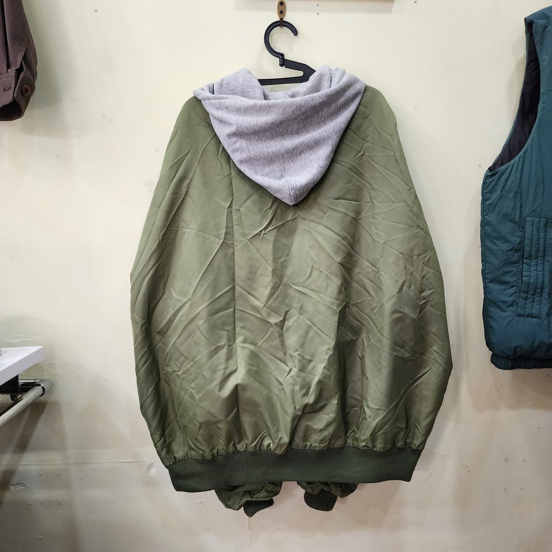 [FREE] 후드 레이어드 MA-1 점퍼 (올리브) 상품이미지3