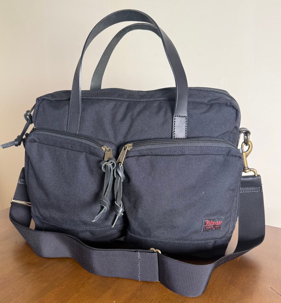 Filson 브리프케이스 – 다크 네이비 상품이미지1