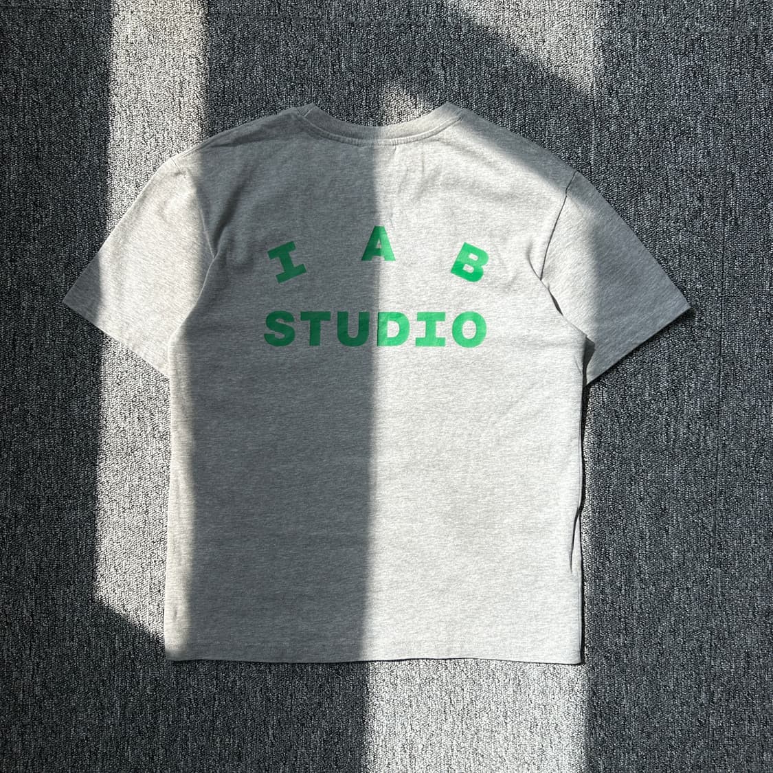 아이앱스튜디오 그레이 그린 티셔츠 상품이미지2
