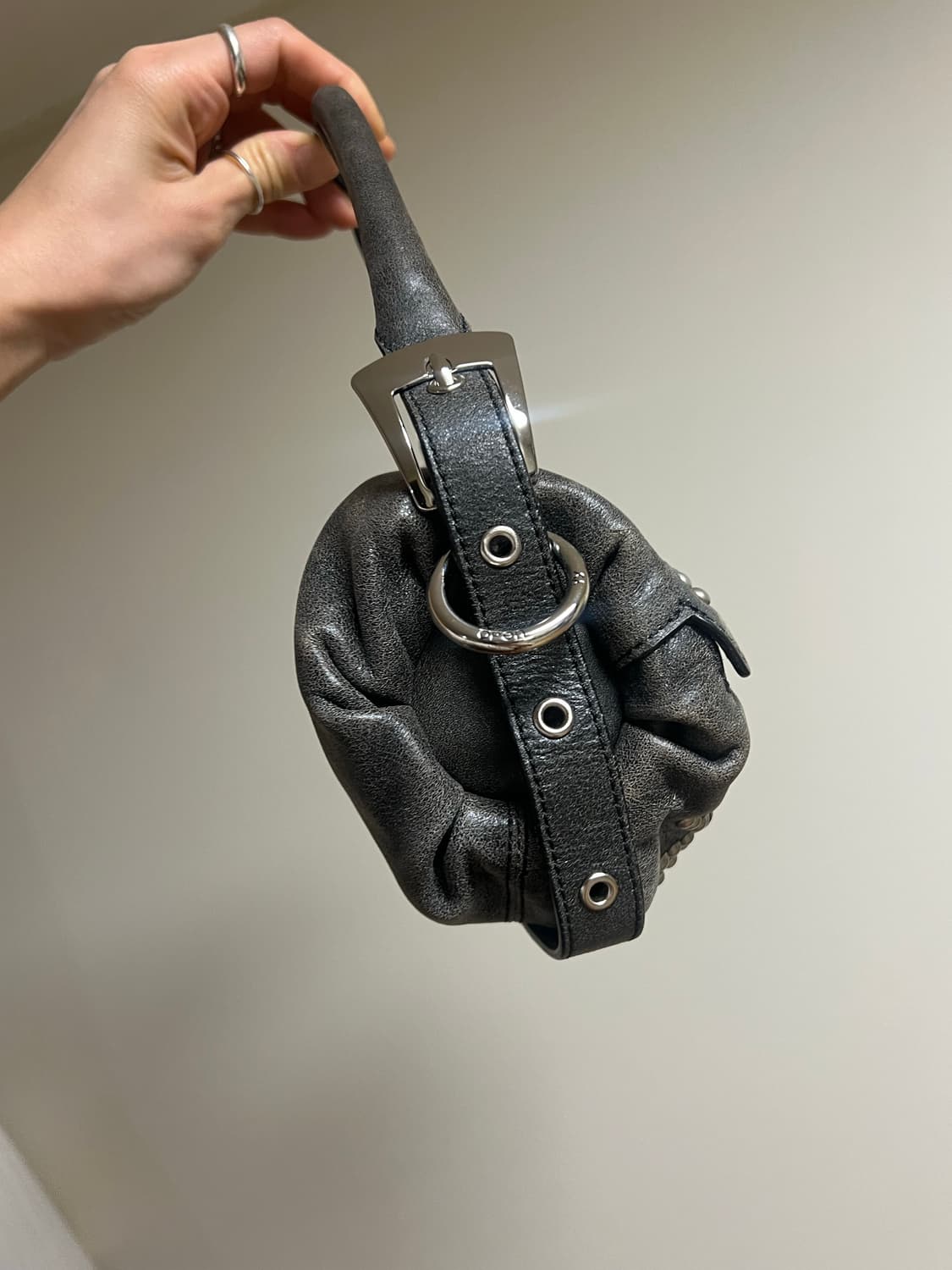 오픈와이와이 스터드 필로우 핸들백 상품이미지5