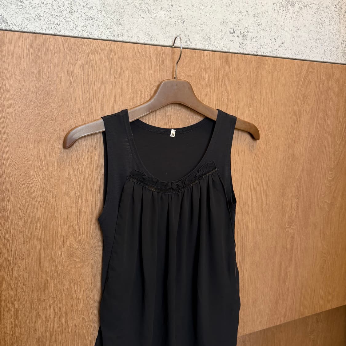 빈티지 슬리브리스 블라우스 넥 프릴 장식 셔링 디테일 루즈핏 블랙 상품이미지3