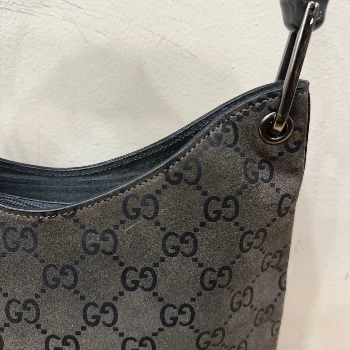구찌 숄더백 GG 모노그램 캔버스 뱀부 핸들 디테일 브라운 상품이미지6