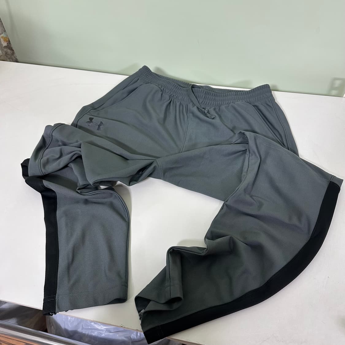 L 언더아머 진그레이 기본로고 머슬핏 밴딩 헬스 트레이닝팬츠 상품이미지2