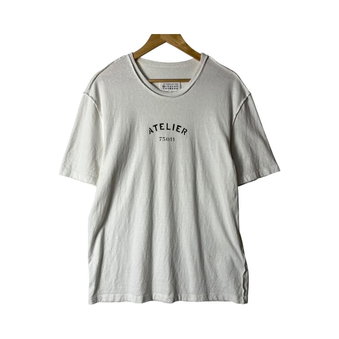 [Maison Margiela] 메종마르지엘라 아틀리에 레터링 반팔티셔츠 상품이미지1