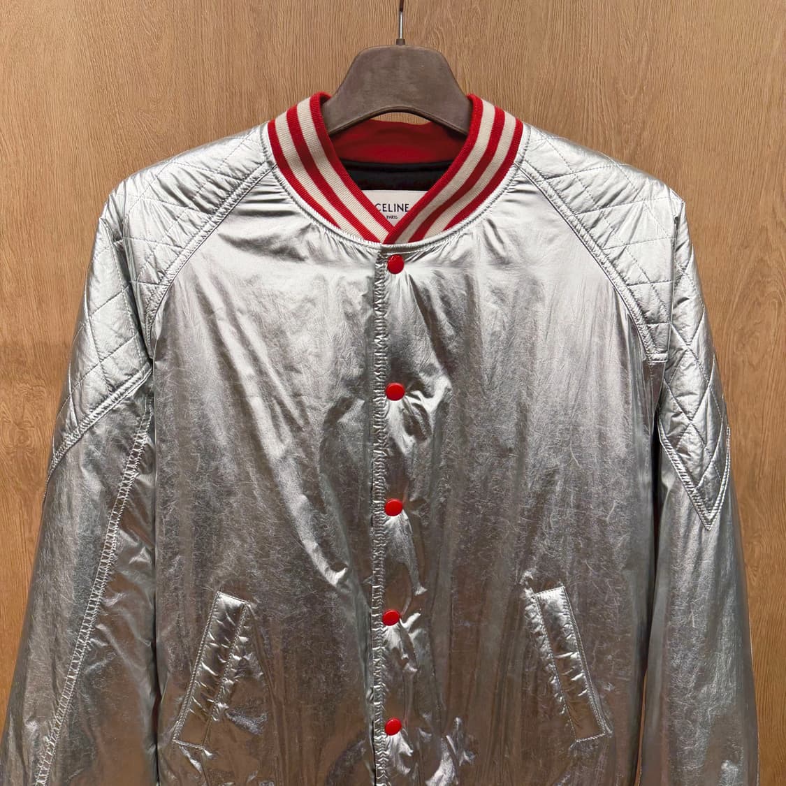 셀린느 바시티 자켓 메탈릭 실버 퀄팅 슬리브 디테일 레귤러핏 실버 상품이미지4