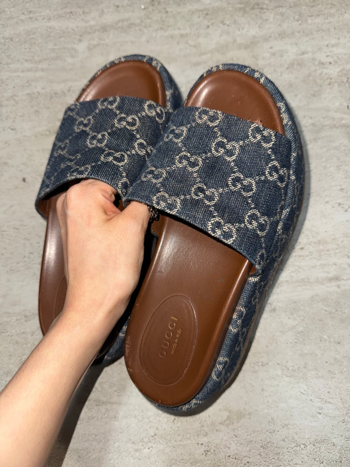 GUCCI GG DENIM SLIDE SANDAL 상품이미지4