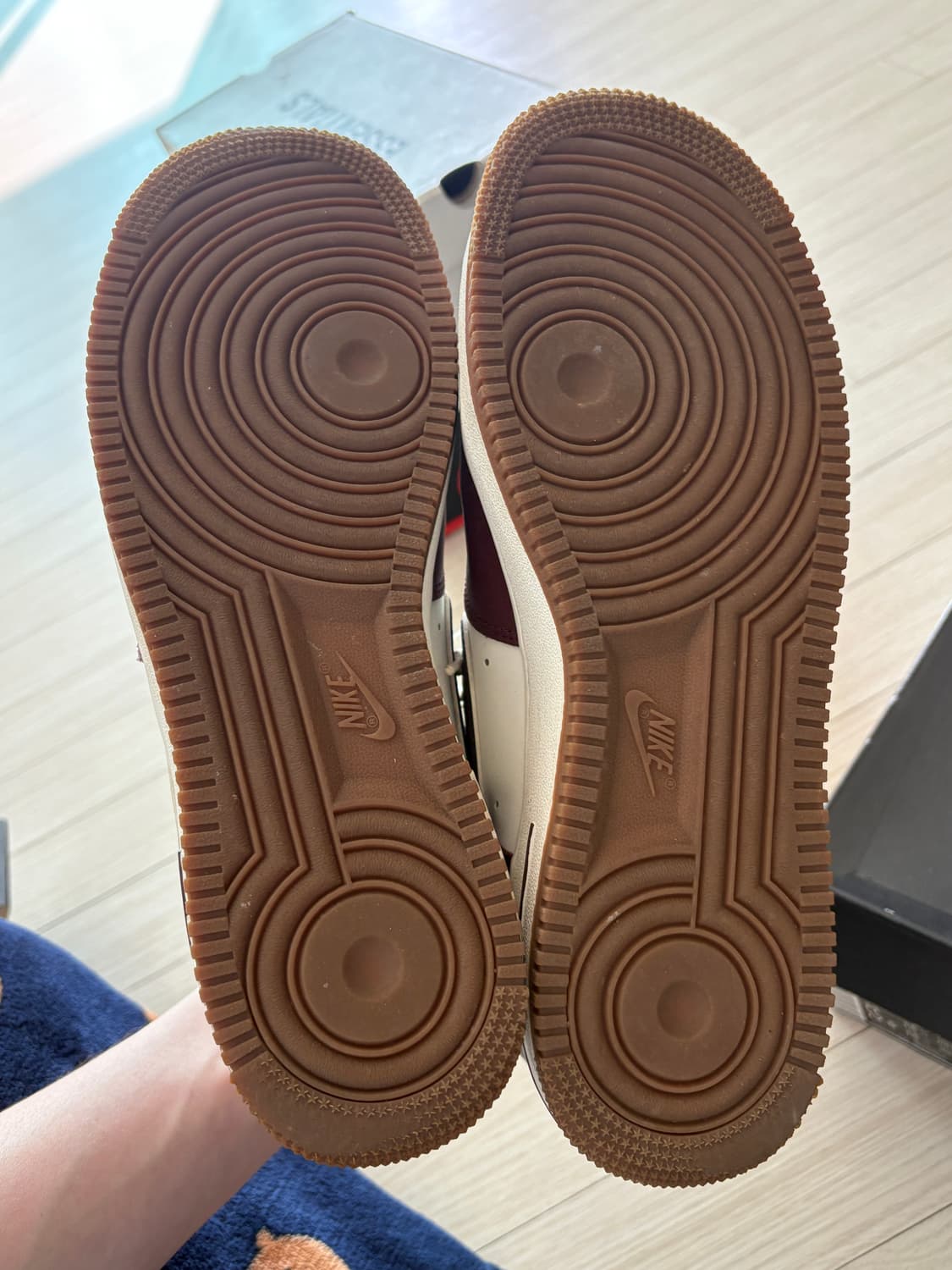 나이키 에어포스1 흰/버건디 운동화290 상품이미지4