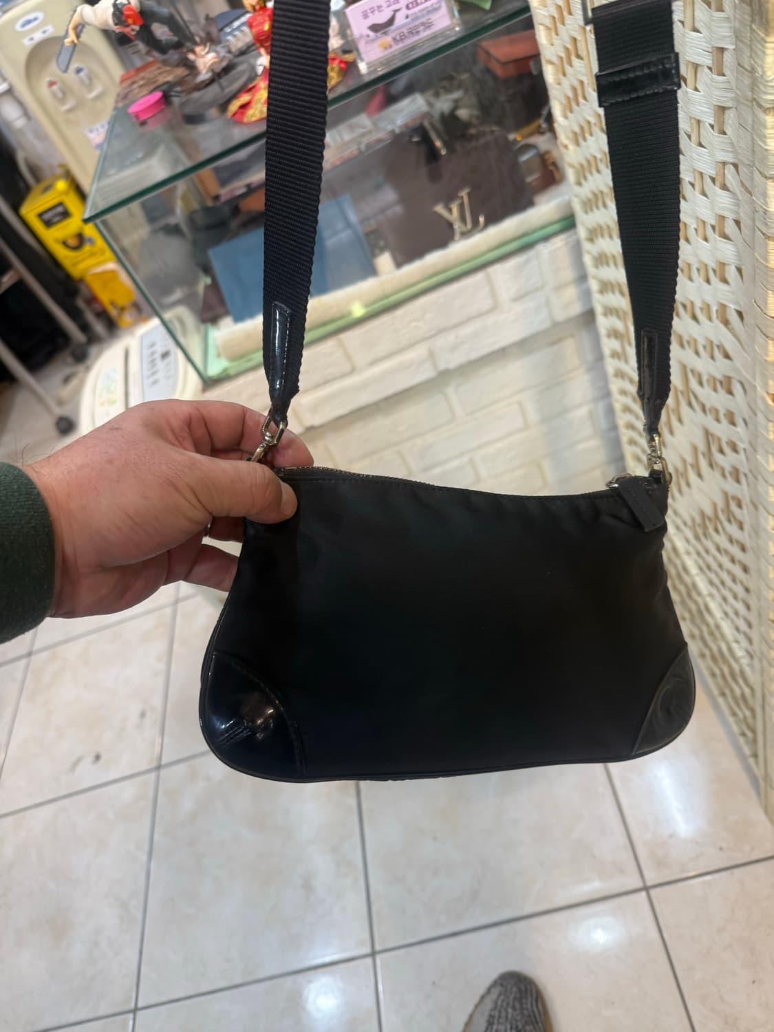 정품 프라다 나일론 크로스백 팝니다 상품이미지4