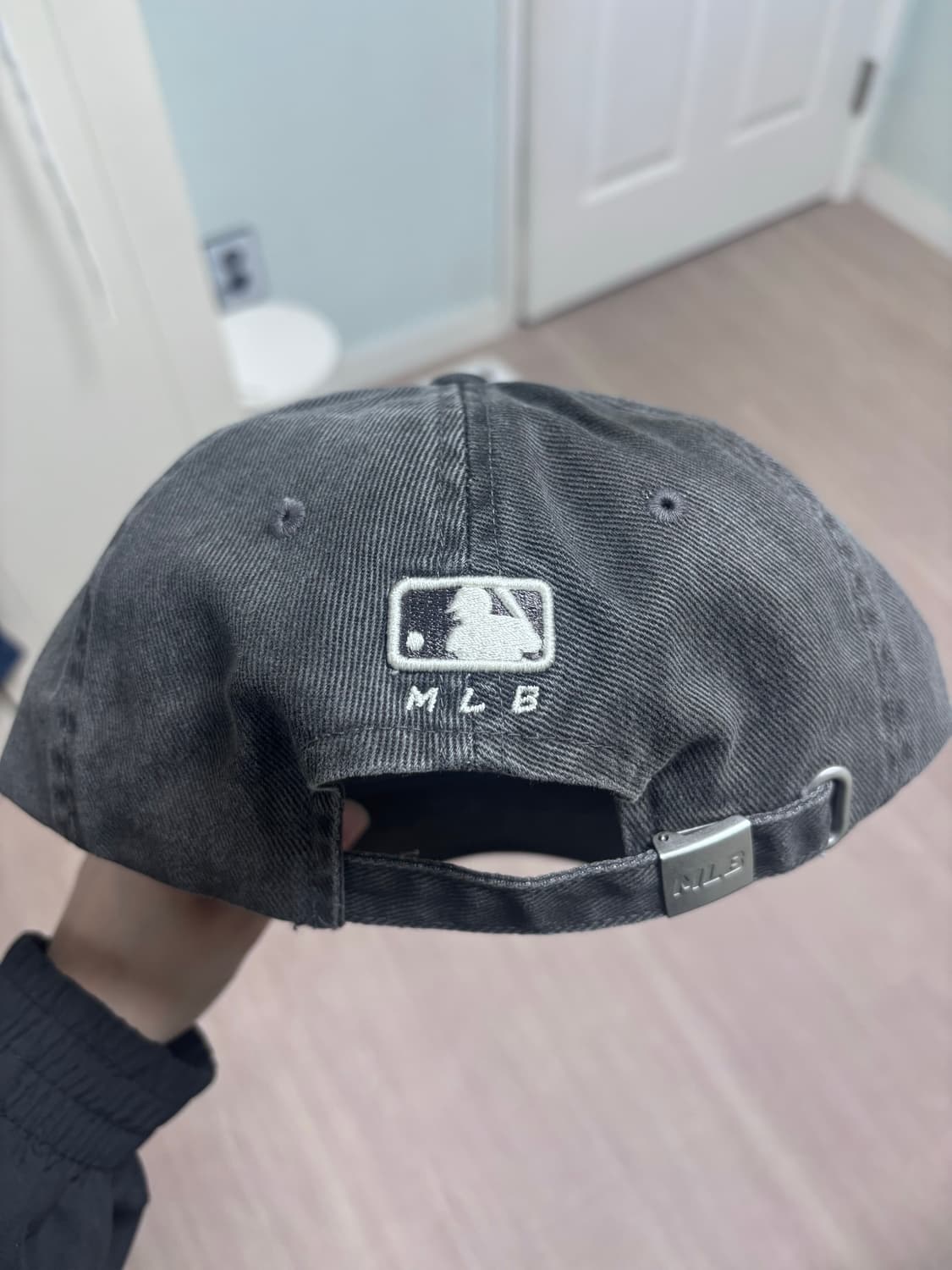 [카리나 착용]베이직 워싱 언스트럭쳐 볼캡 NY (D.Grey) 상품이미지5