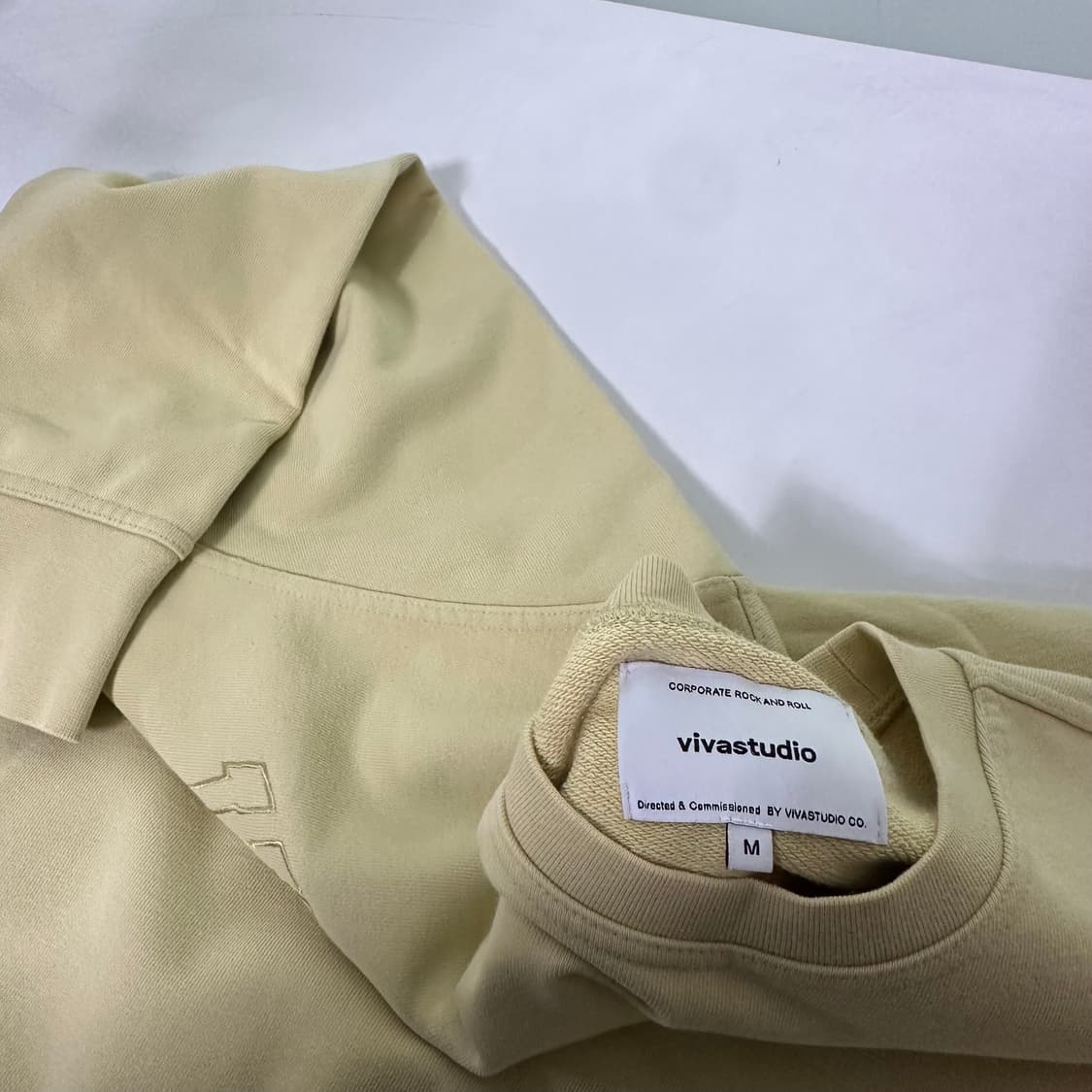 M 비바스튜디오 웜옐로우 오버핏 빅자수 스웻 맨투맨 상품이미지4