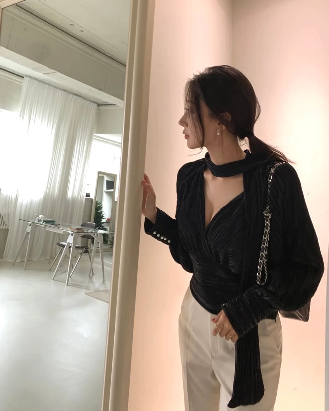 러브썸원 플리츠 스카프 랩 블라우스 - 블랙 (하객룩·연말룩 추천) 상품이미지1