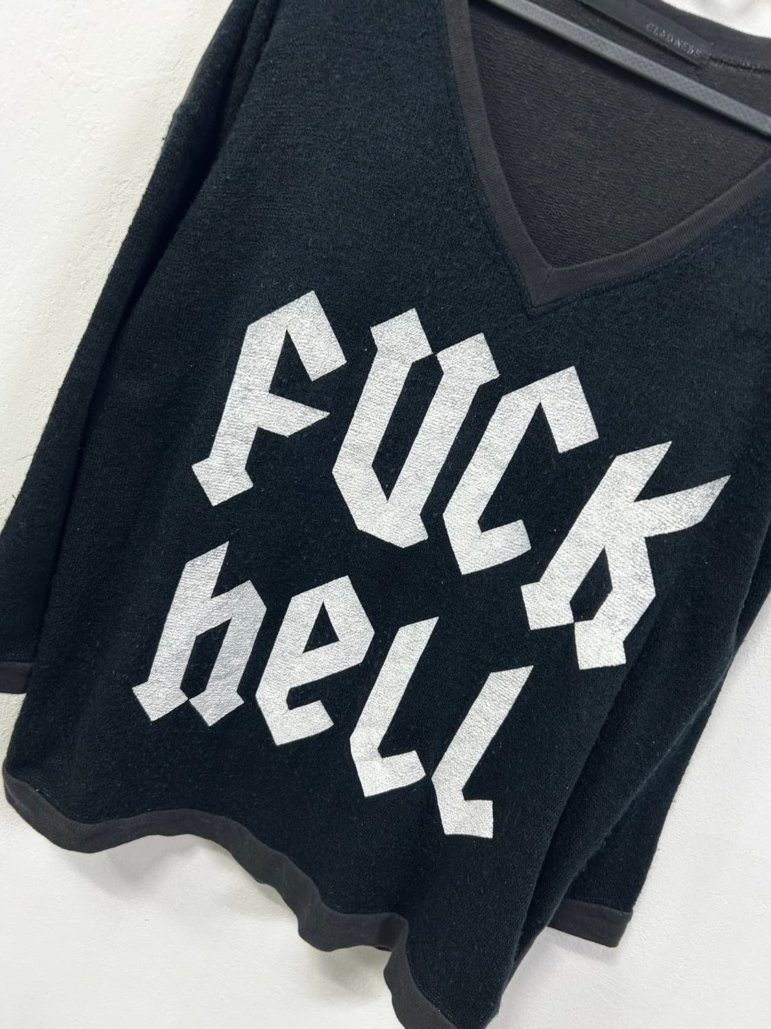 [GLAD NEWS] 글래드 뉴스 스컬 스터드 원숄더 롱슬리브 상품이미지5