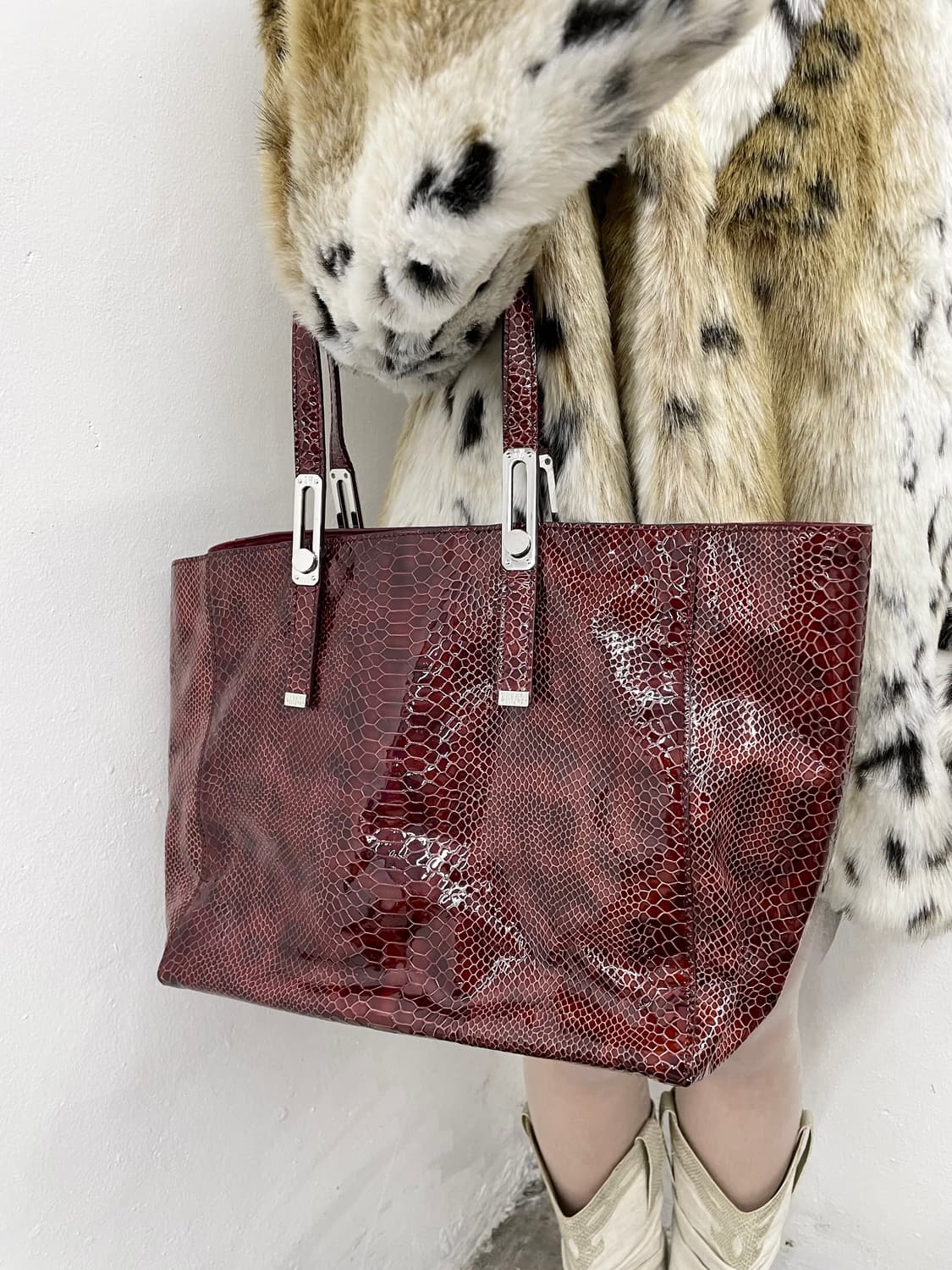 스튜어트와이츠먼 레드 파에톤 숄더백  상품이미지1