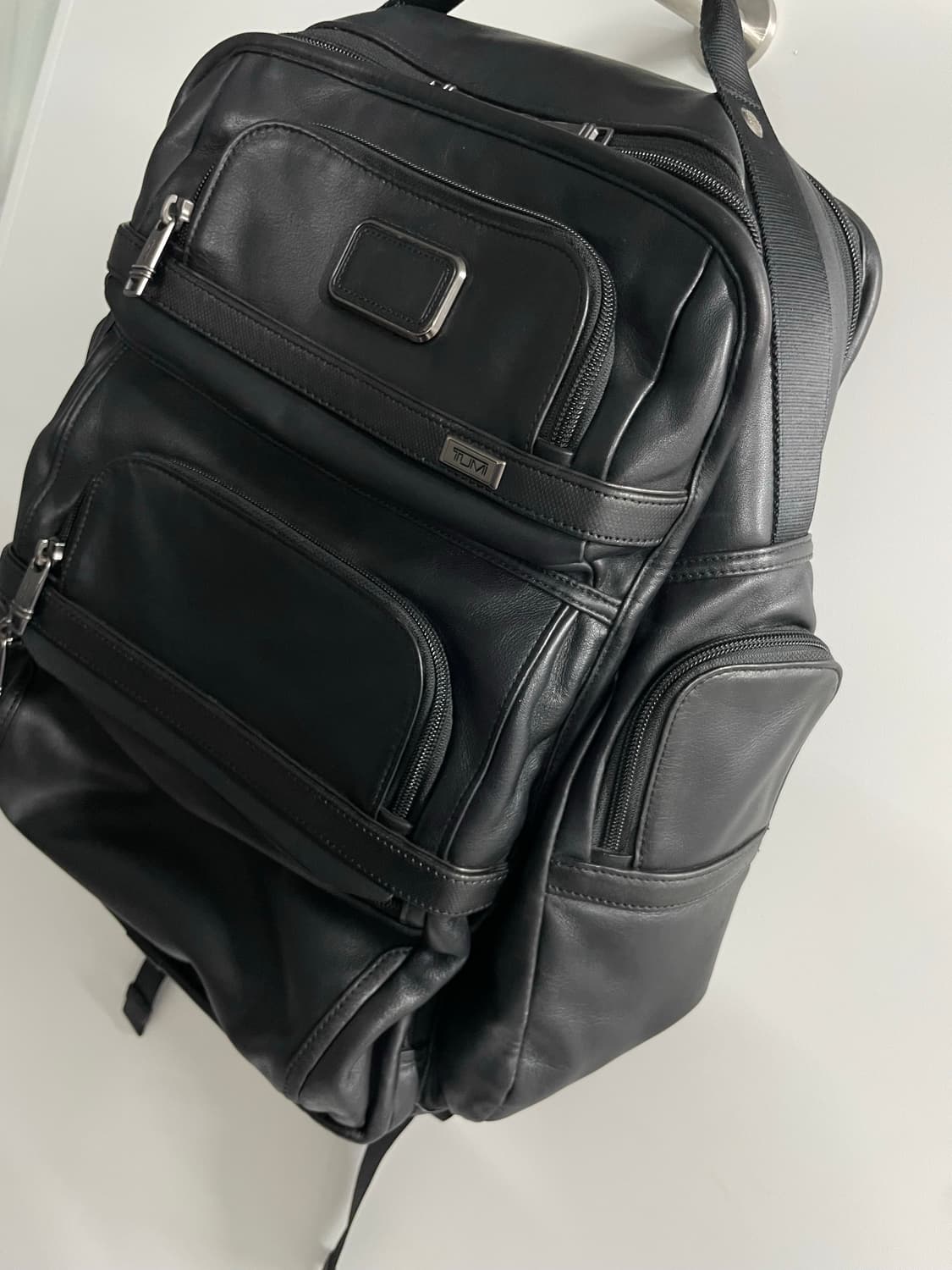 투미 알파3 티패스 가죽 백팩 블랙 상품이미지2