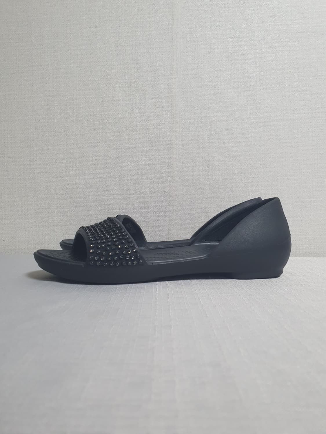 크록스 리나 엠벨리쉬드 도르세이 샌들 블랙 W5 상품이미지2