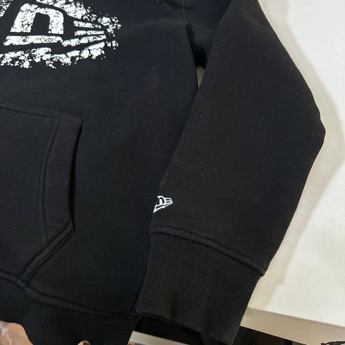 M 뉴에라 블랙 리얼페인팅 로고 스웻코튼 후드티 상품이미지3